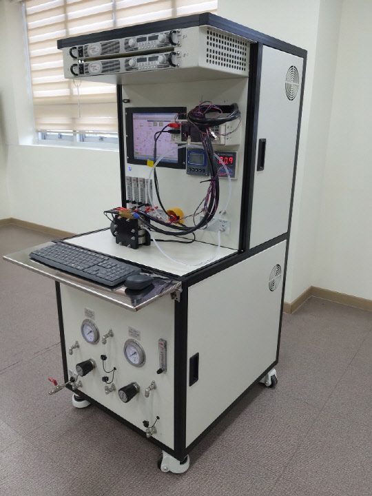 에너지기술연이 개발한 '수전해 셀 평가 장치'로, 수전해 셀이 운전하는 동안 수소, 산소 가스를 실시간 모니터링할 수 있어 소재 및 부품의 성능 평가에 활용할 수 있다.  에너지연 제공